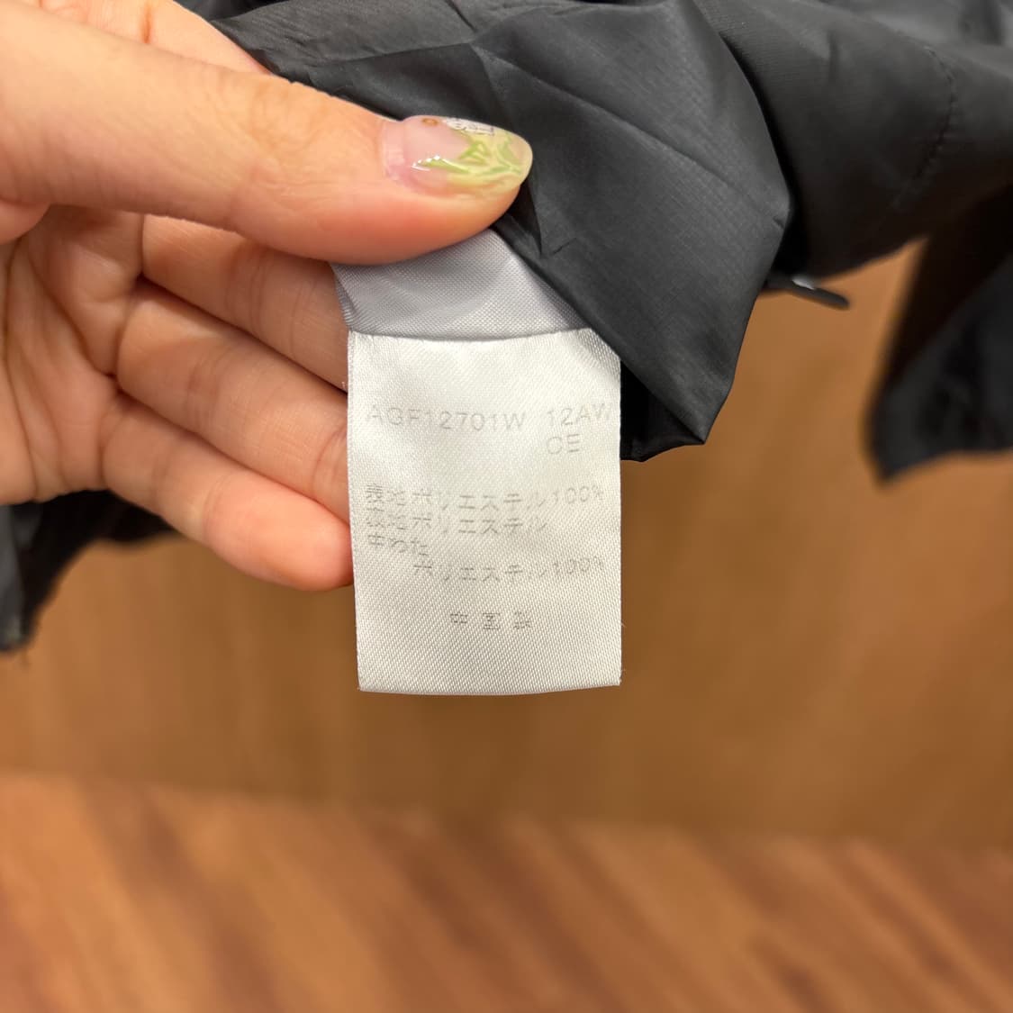 꾸레쥬 하이넥 경량 패딩 점퍼 배색 로고 패치 디테일 레귤러핏 블랙 상품이미지9