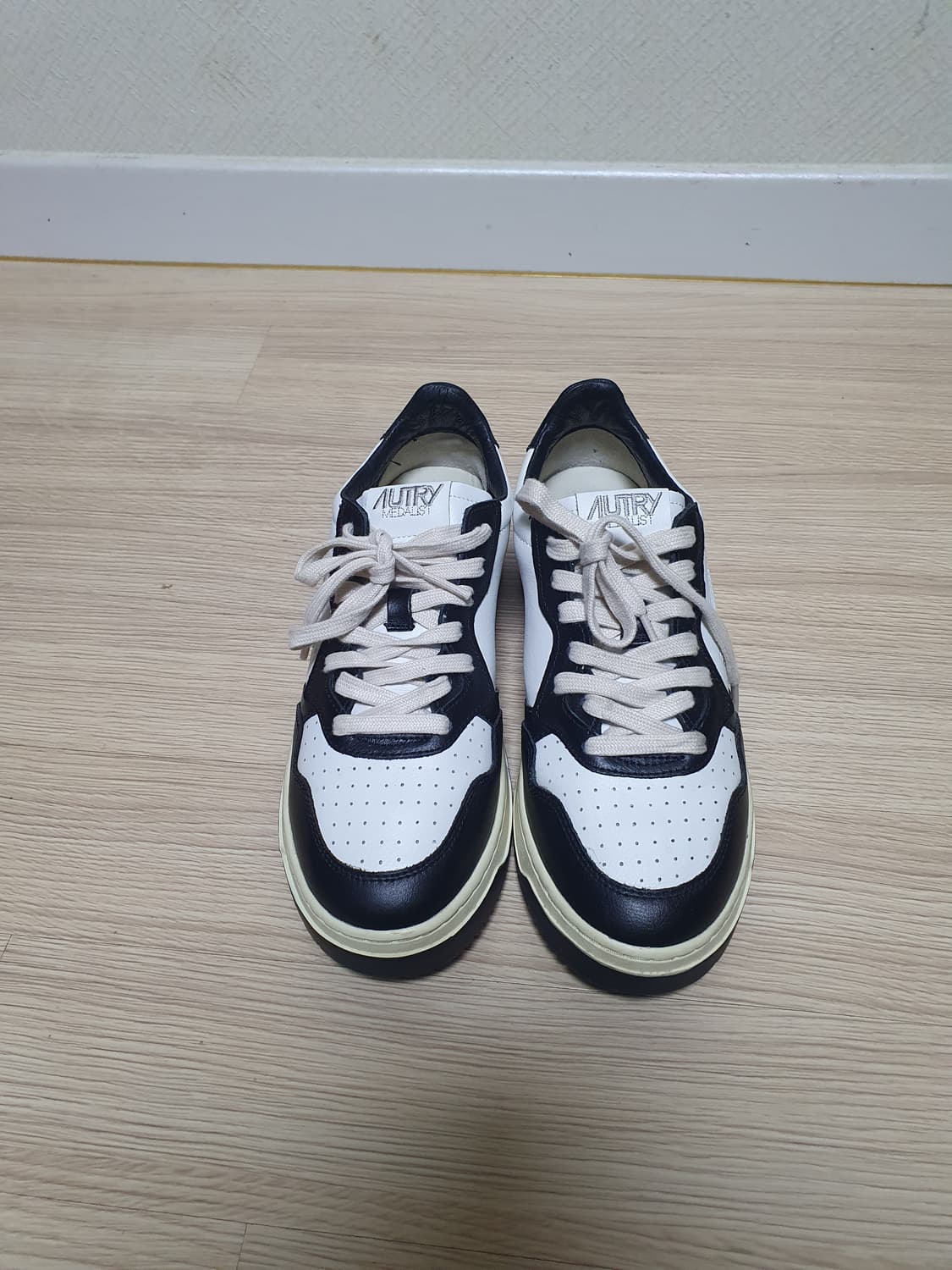 오트리 메달리스트 블랙/화이트 스니커즈 260~65 상품이미지3