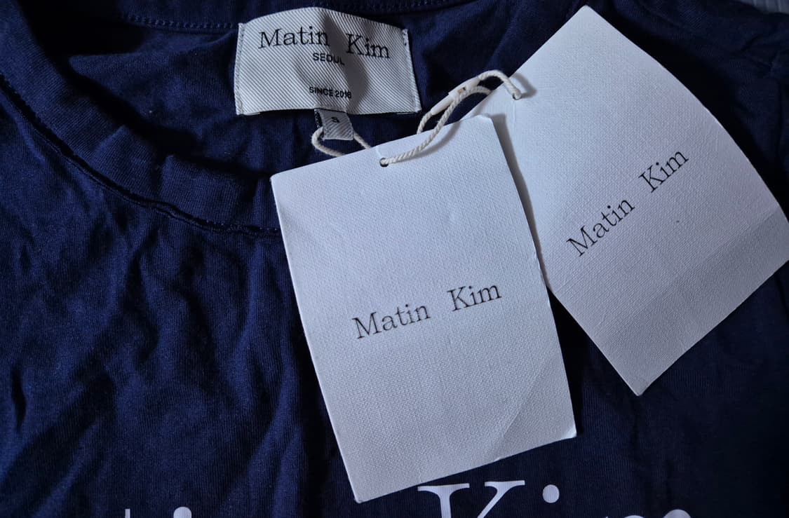 (새상품) 마뗑킴 로고 크롭탑 네이비 상품이미지3