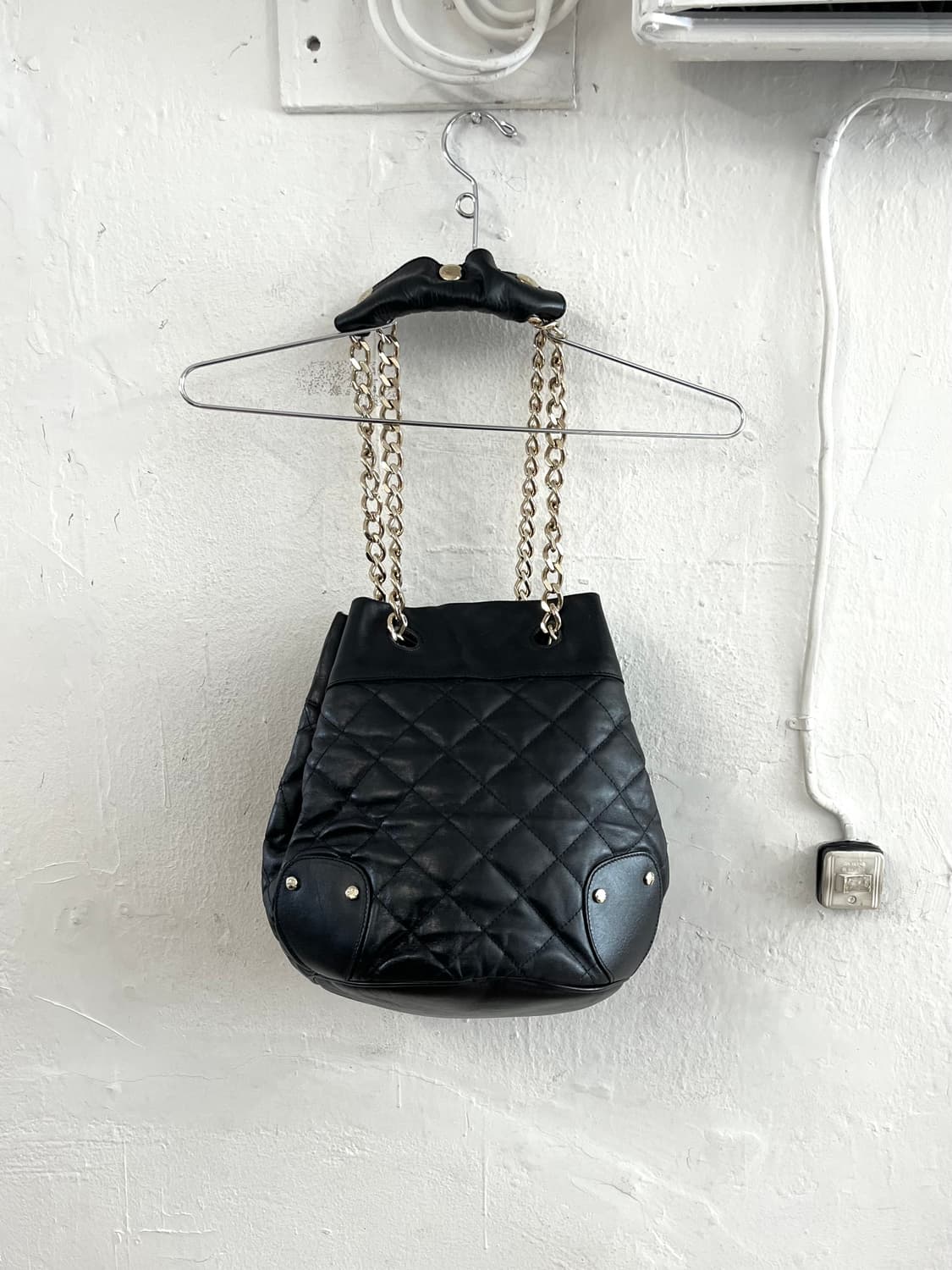 버버리 프로섬 퀄팅 레더 체인 버킷백 상품이미지10