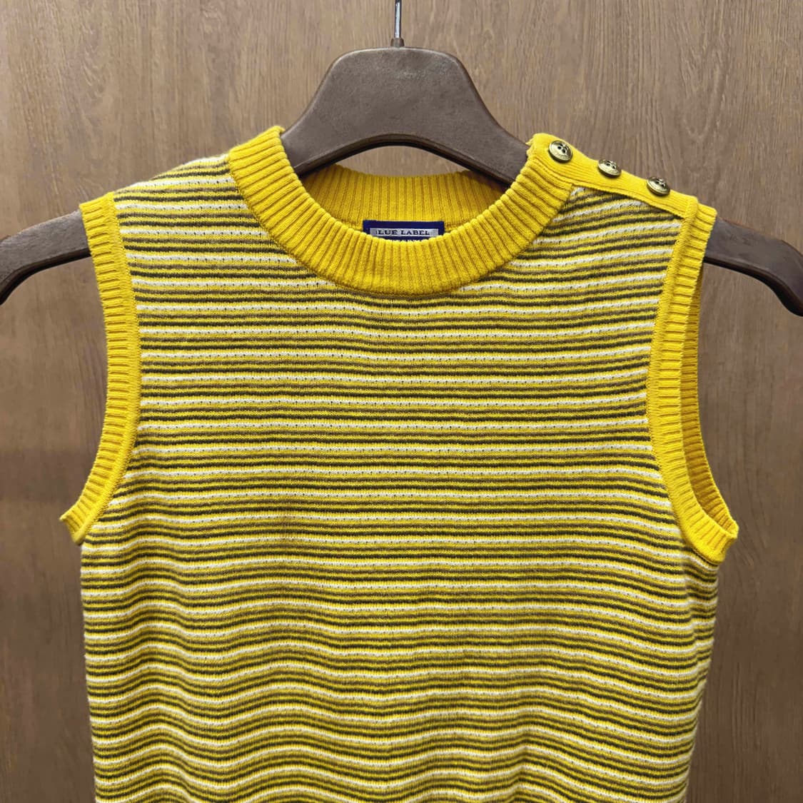 버버리 블루라벨 스트라이프 니트 슬리브리스 숄더 버튼 디테일 옐로우 상품이미지4