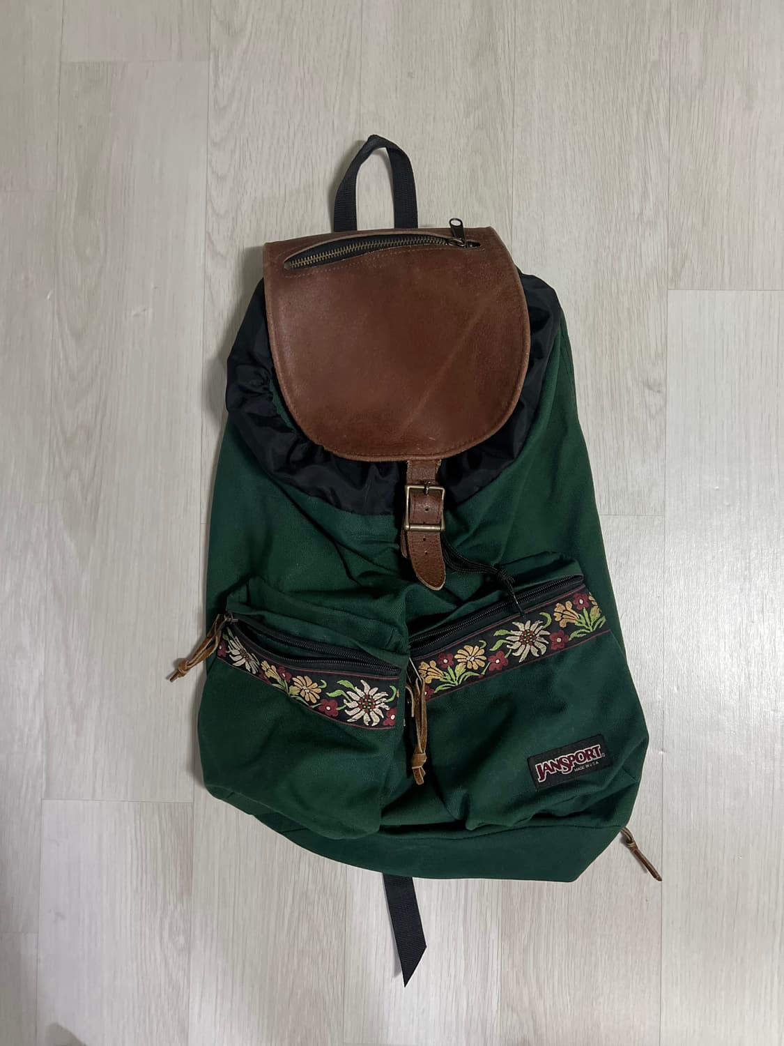 잔스포츠 빈티지 레더 플랩 드로스트링 백팩(플로럴 트림) 상품이미지2