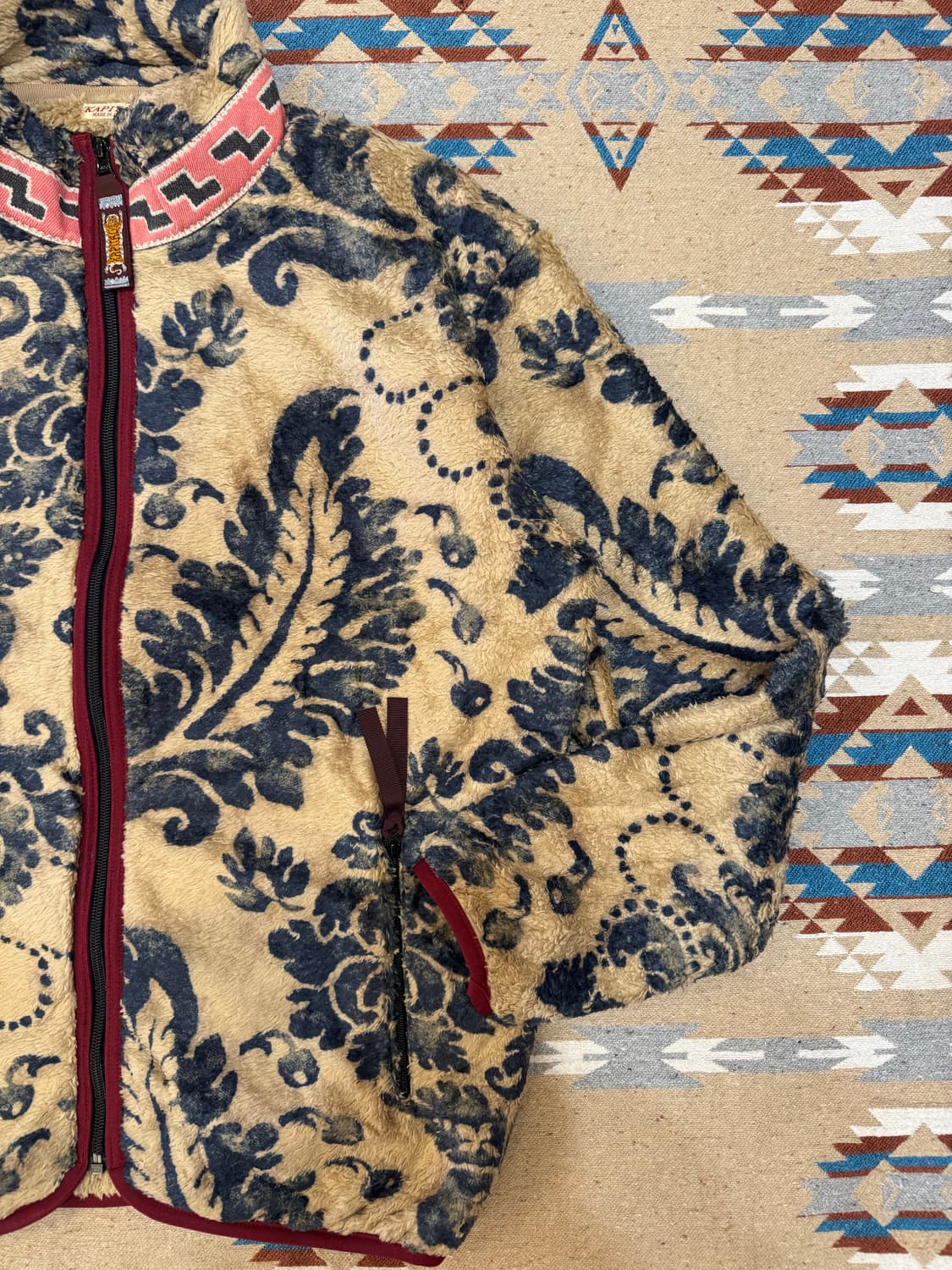 [3][L] 캐피탈 다마스크 패턴 마리아 플리스 상품이미지4