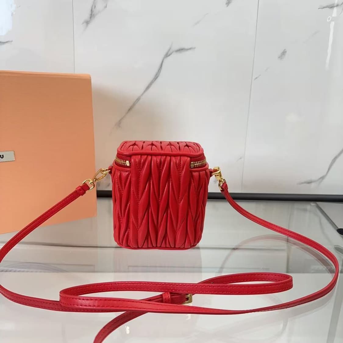 미우 미우 마테라쎄 나파 레더 마이크로 숄더백 레드 상품이미지3