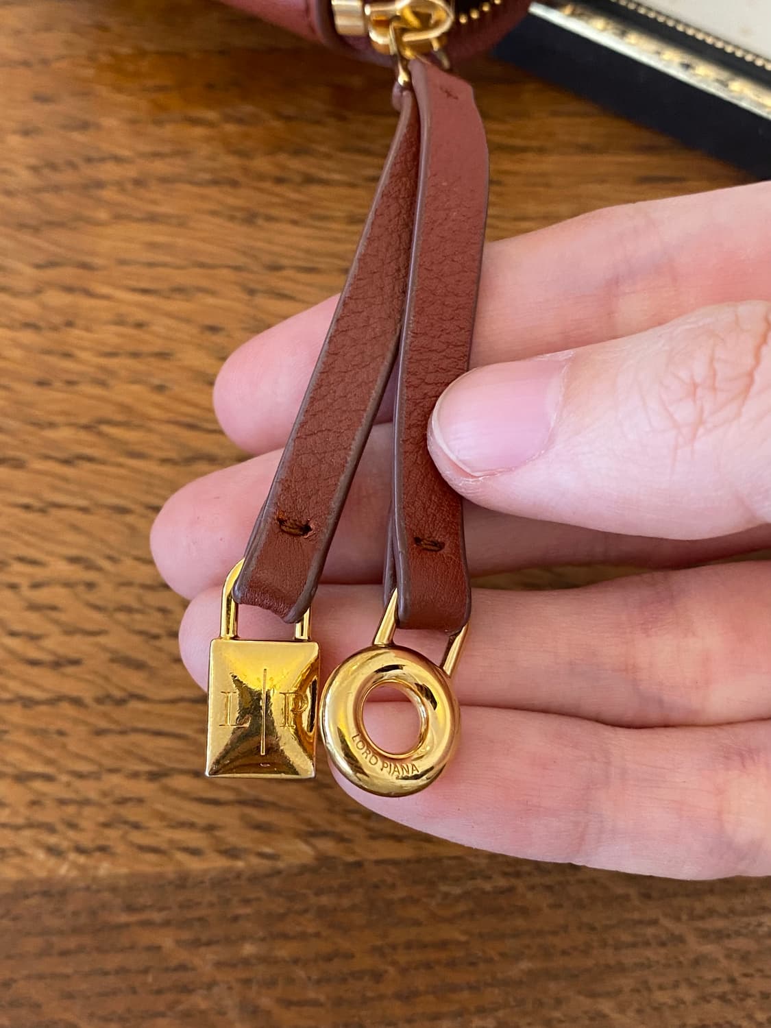 로로피아나 고트스킨 엑스트라 지퍼 파우치 상품이미지10