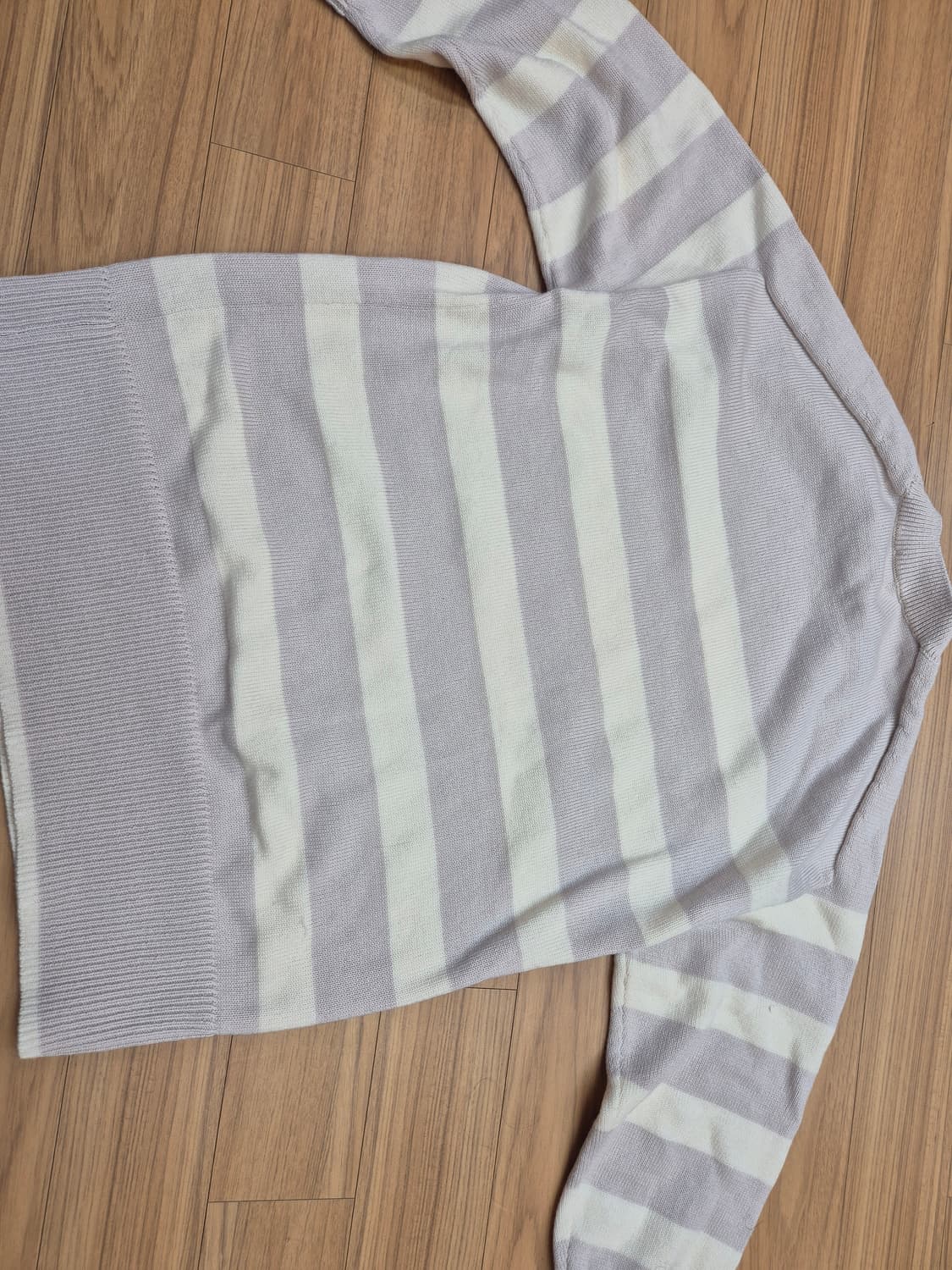 XS 사이즈 COS 스트라이프 니트입니다. 은은한 색감의 스트라이프 패턴 상품이미지2