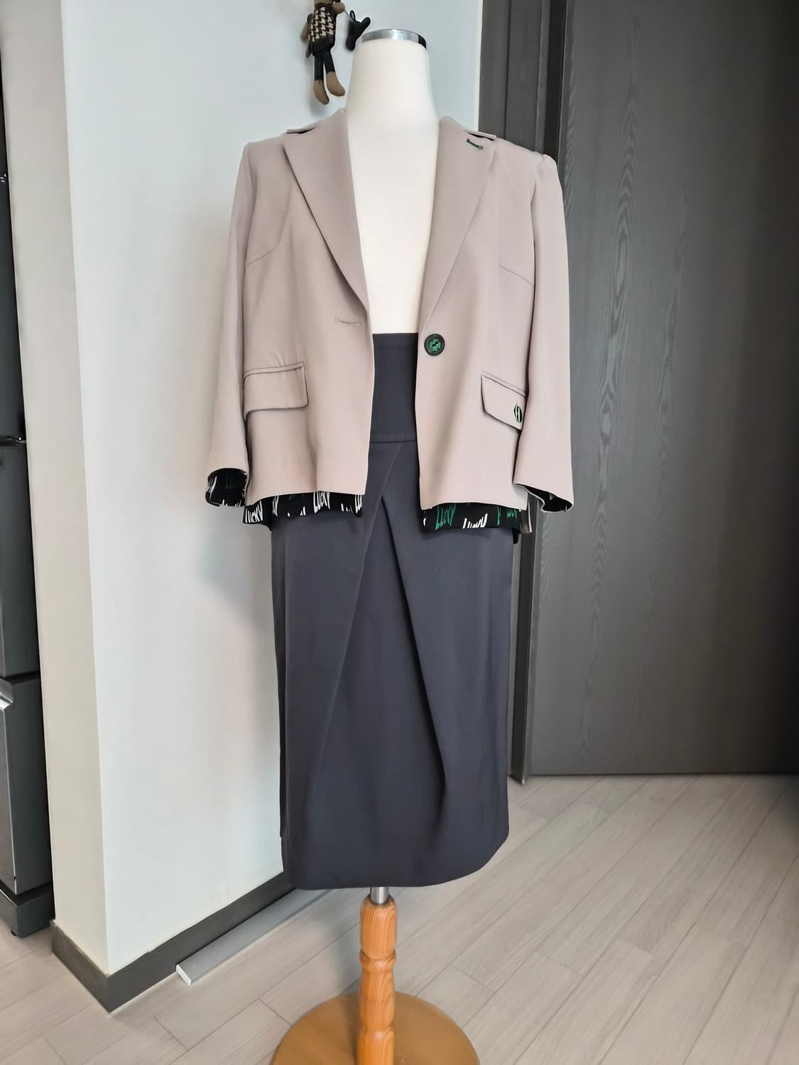 엠포리오 아르마니 하이웨스트 튤립 펜슬 스커트 (40사이즈) 상품이미지3