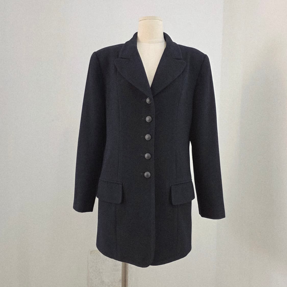 끌로에 여성 울 100 블랙 싱글 버튼 기본핏 자켓 상품이미지6