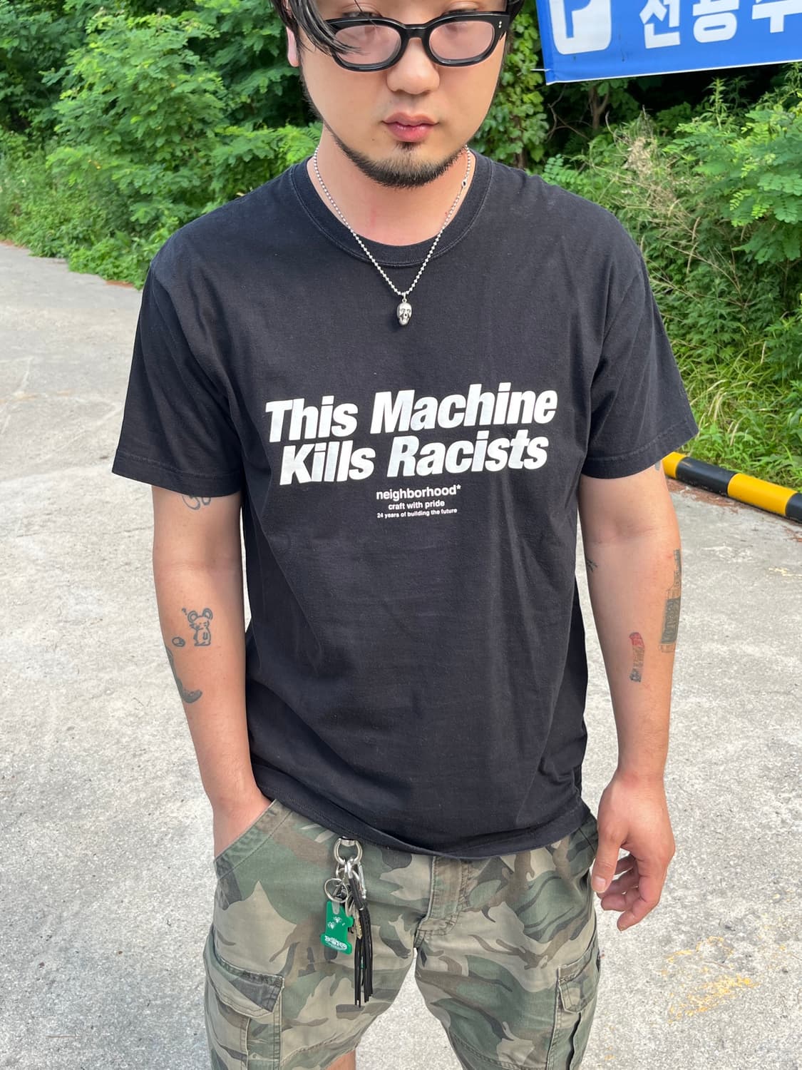 네이버후드 This Machine Kills Racists Tee 상품이미지1