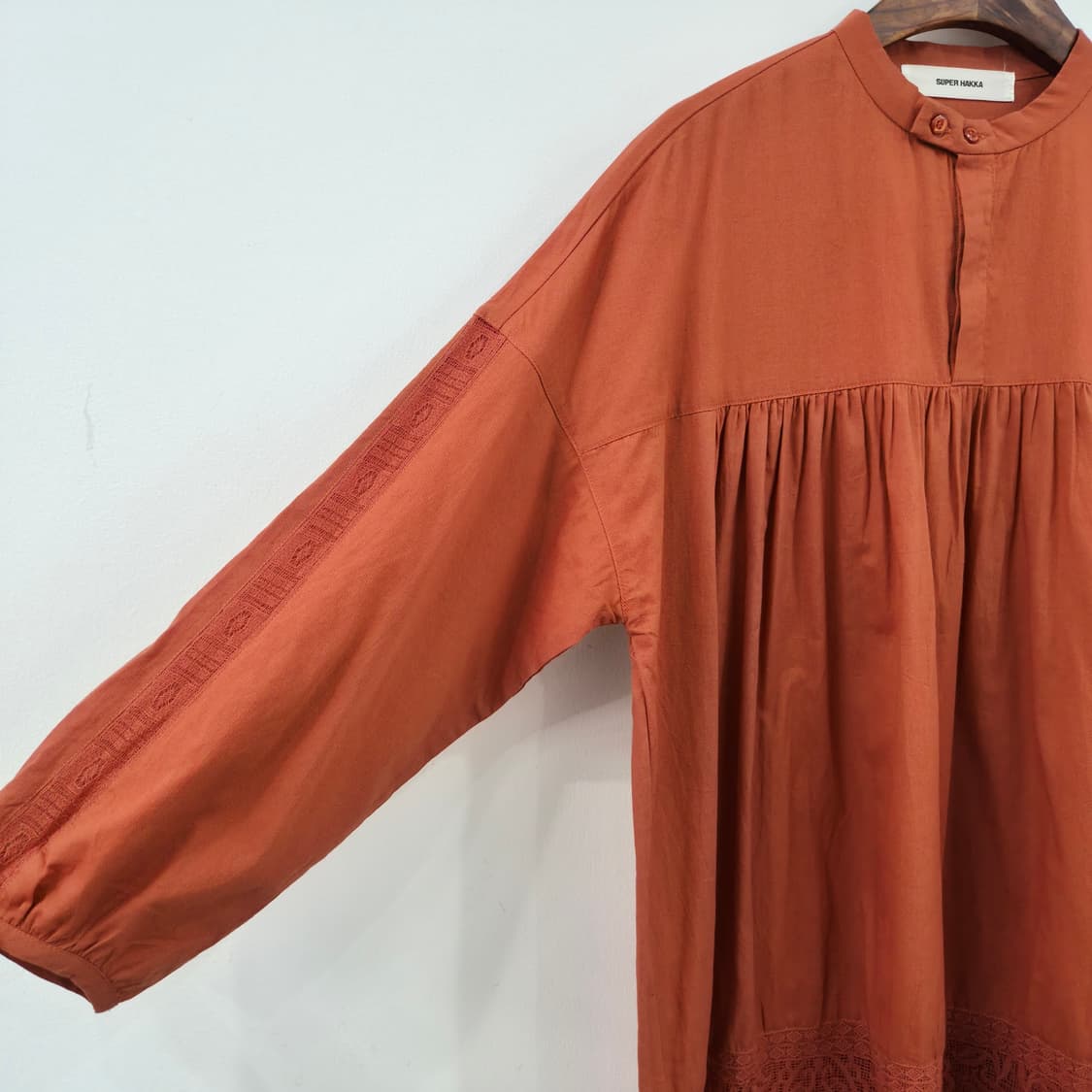 SUPER HAKKA 코튼 셔링 레이스 루즈핏 롱 블라우스 상품이미지5