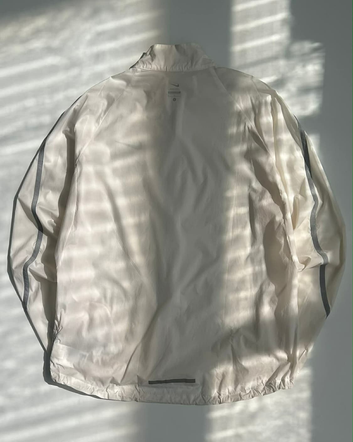 [L]나이키 러닝 화이트 윈드브레이커 자켓 상품이미지2