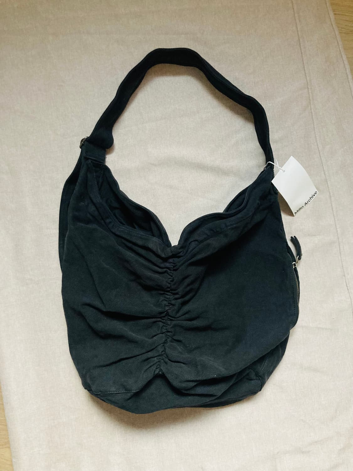 밀로아카이브 데님 로우 셔링백 [페이드 블랙] 상품이미지5