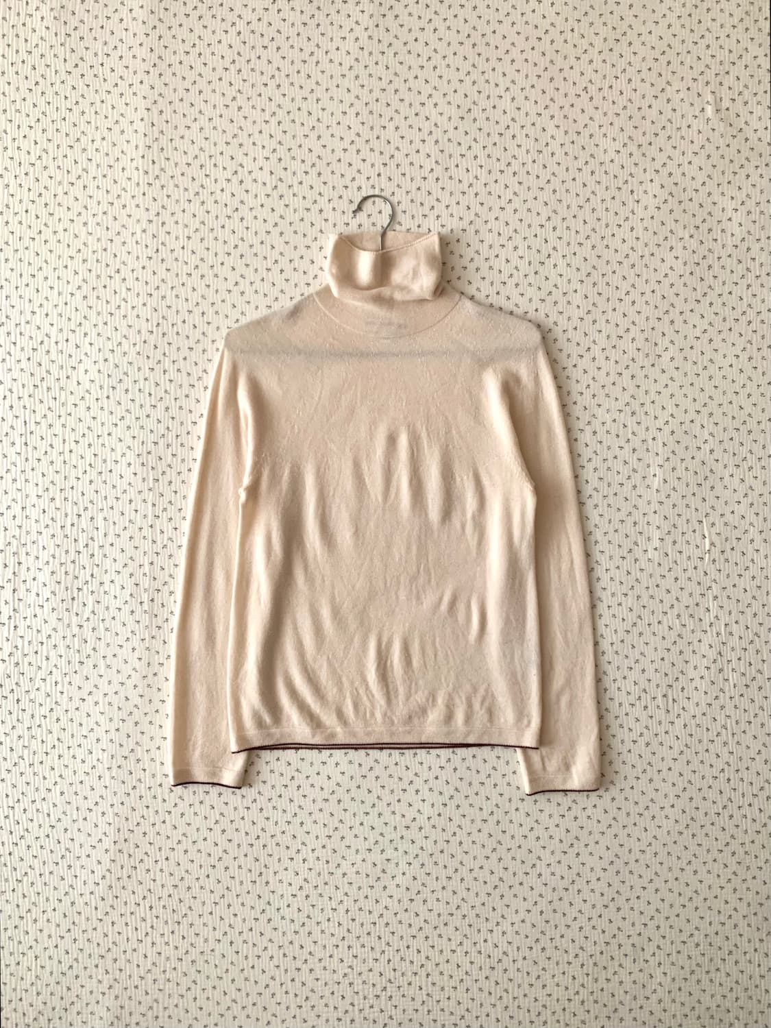 크림 배색 폴라 니트 상품이미지1