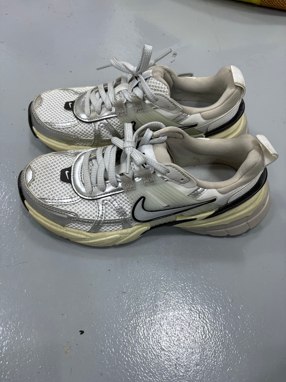 220 나이키 V2K 런 실버 운동화 0304J 상품이미지4