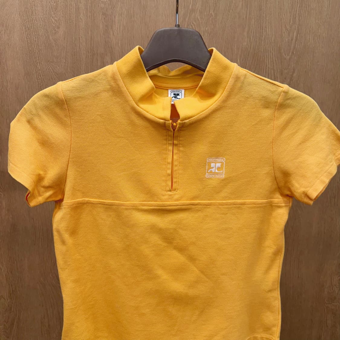 꾸레쥬 크롭 반팔 티셔츠 로고 자수 하프넥 절개 라인 디테일 오렌지 상품이미지4