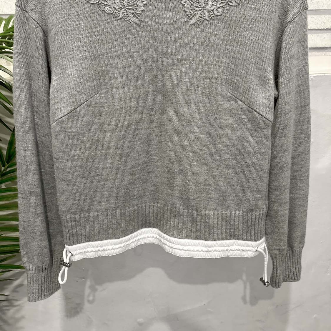 사카이 럭 라운드넥 니트 밑단 스트링 레이스 디테일 그레이 상품이미지5