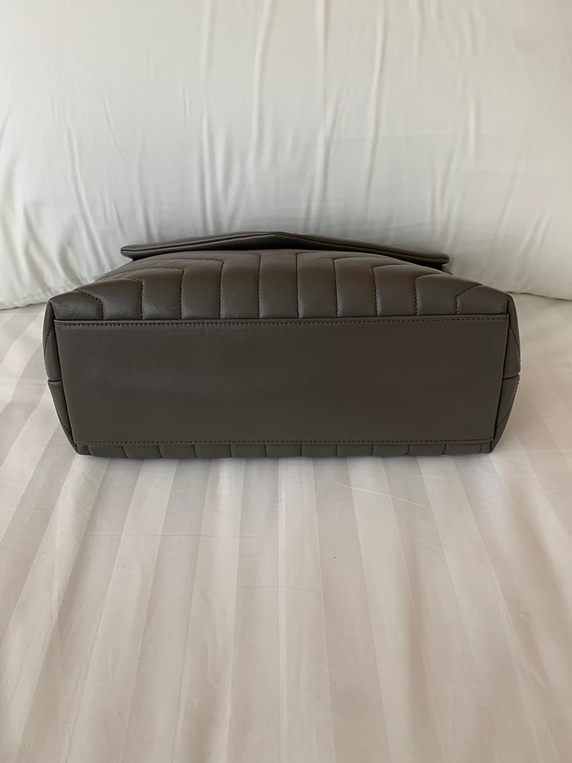 생로랑 루루백 그레이 미디엄 상품이미지4