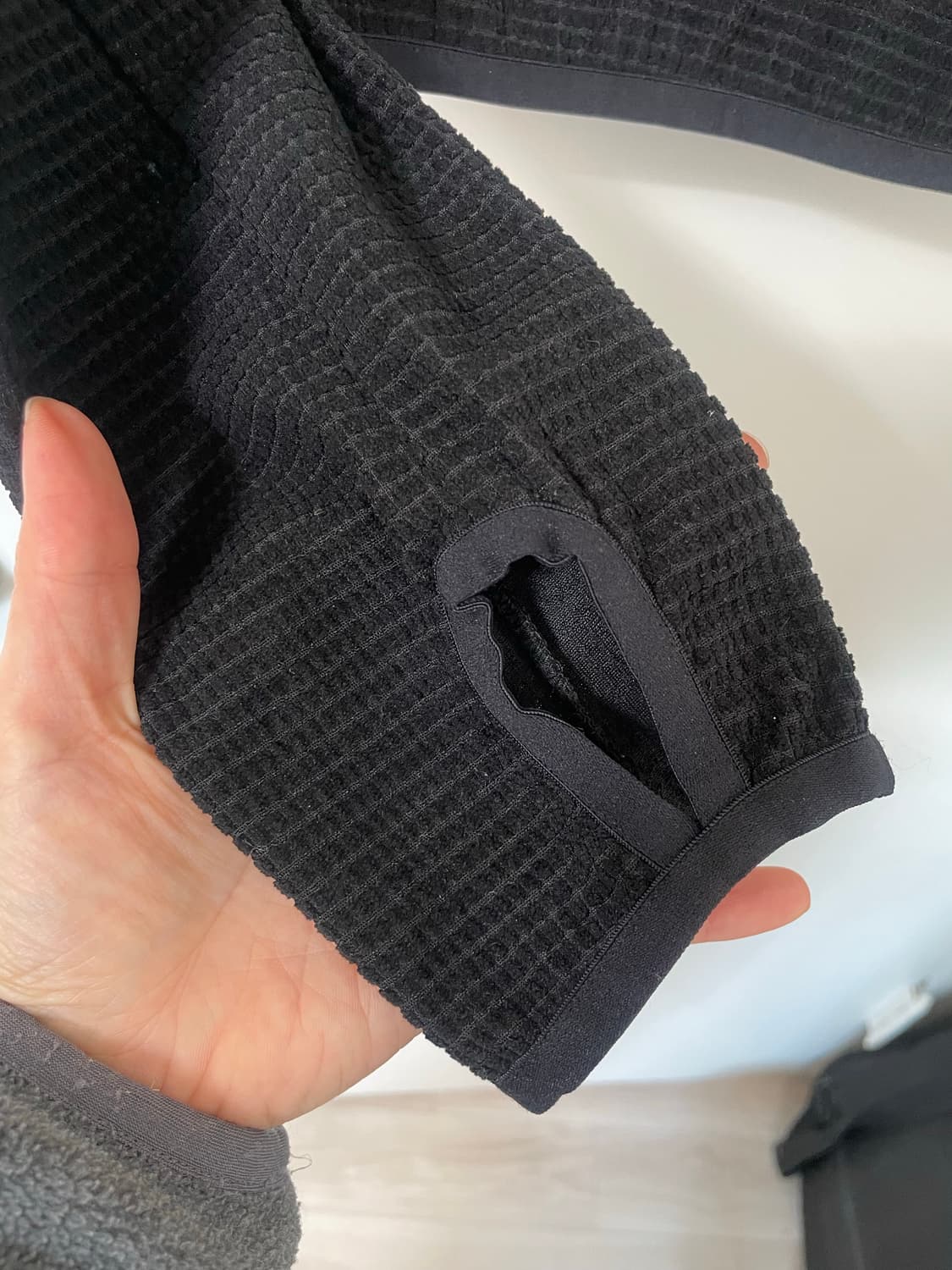 디퍼런티스 상의 탑 블랙 상품이미지4