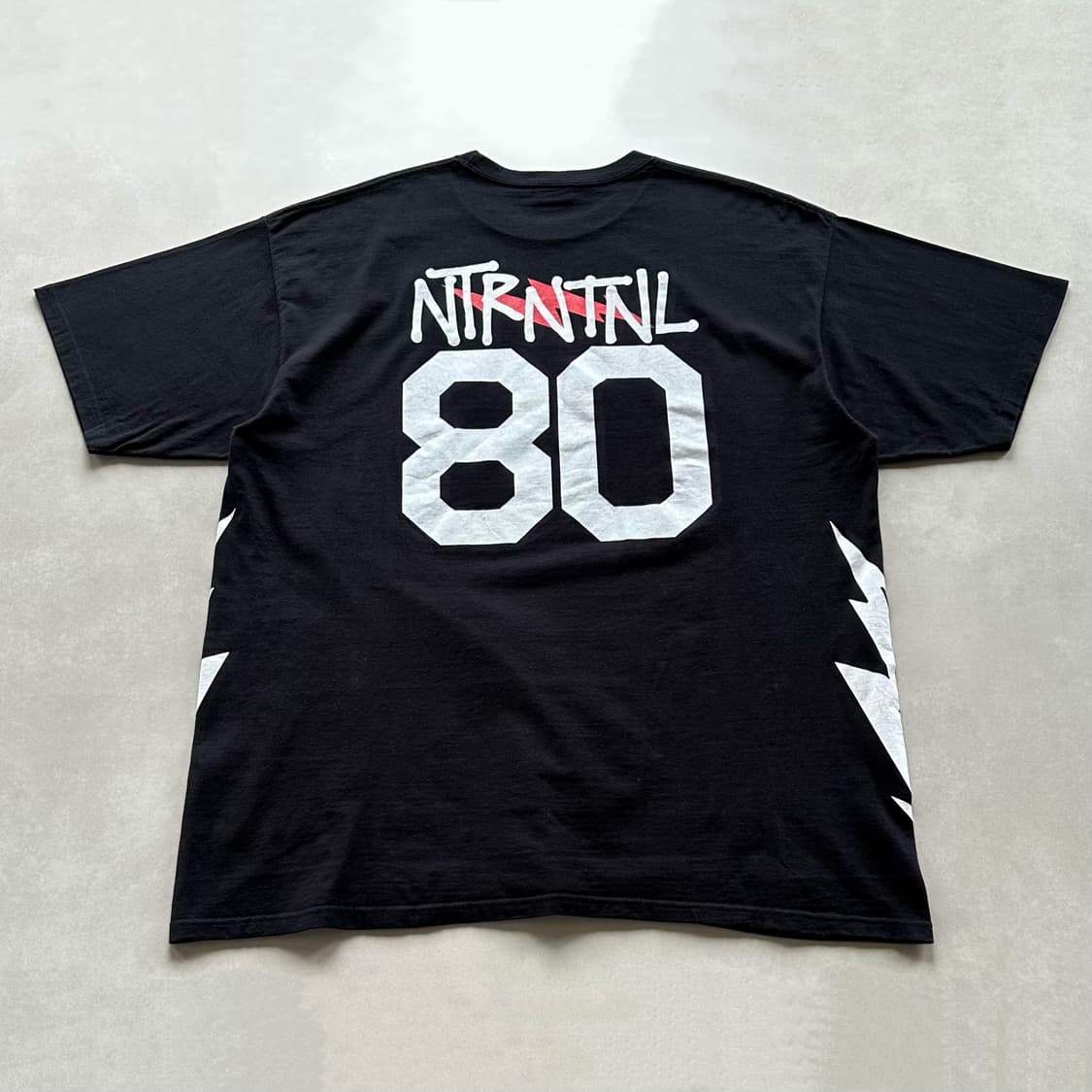 [2XL]스투시 NTRNTNL 싸커 프린팅 반팔 티셔츠 상품이미지4