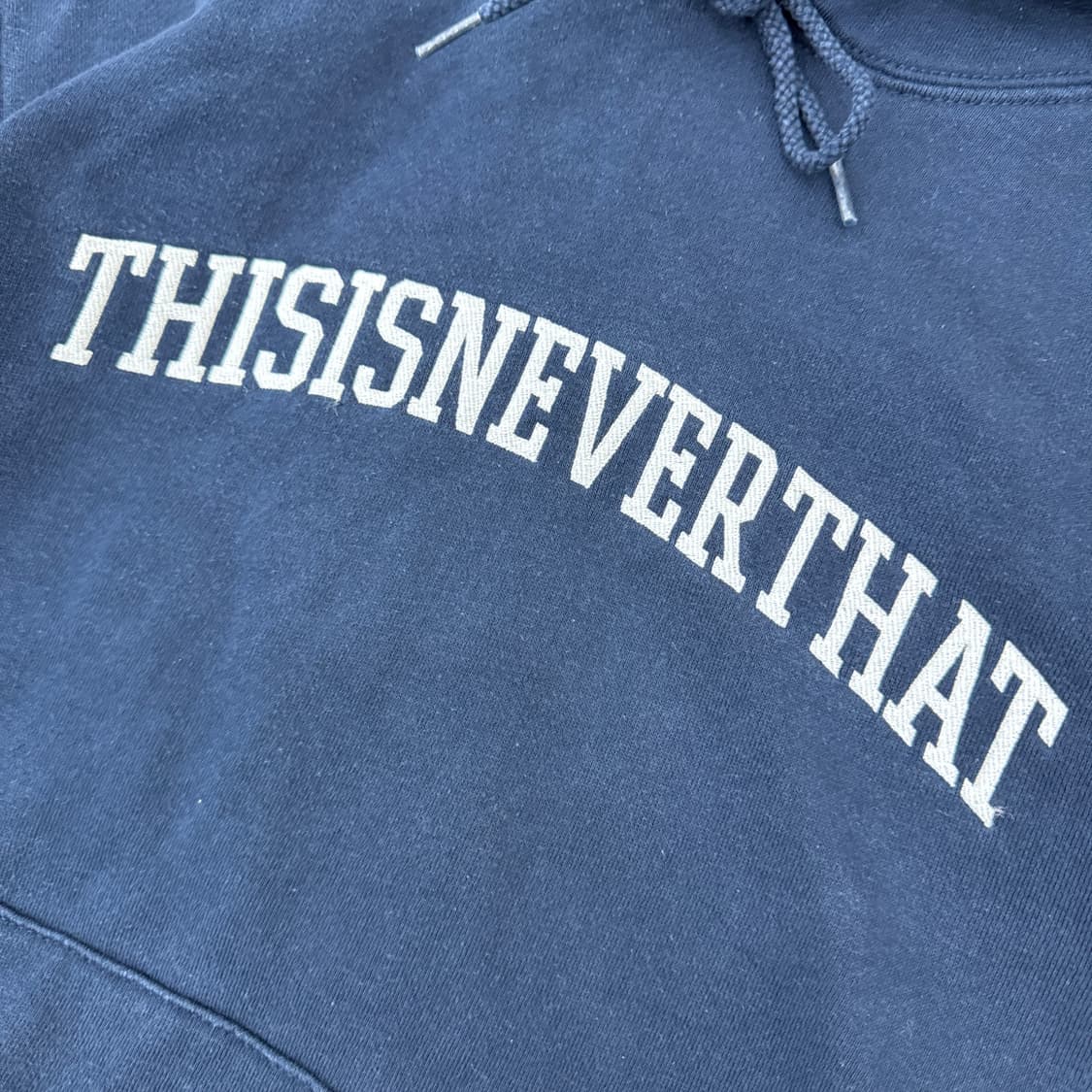 S 디스이즈네버댓 빅로고 네이비 후드 티셔츠  상품이미지3
