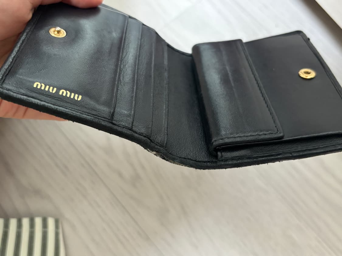 미우미우 마틀라세 포켓 반지갑 블랙 정품 상품이미지5