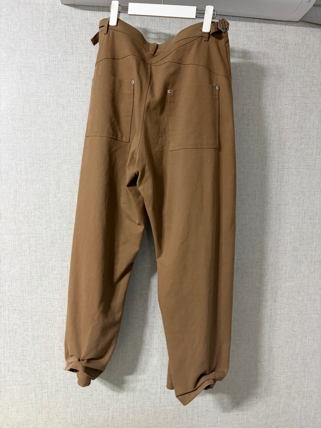 웨이비니스 오블리크 커브드 치노팬츠 카멜 상품이미지3