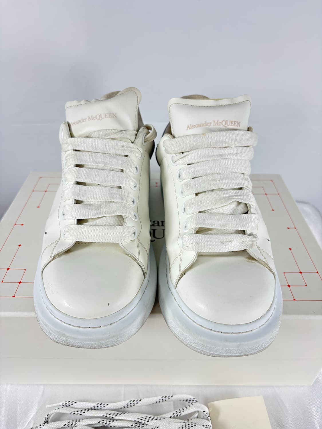 (정품)42.5알렉산더 맥퀸 오버솔 스니커즈 화이트블랙 상품이미지3