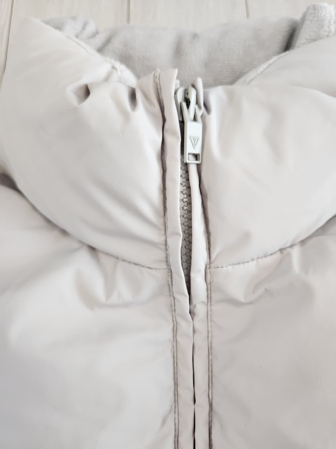 게스 남녀공용 베이직 푸퍼 덕다운 숏패딩 점퍼 사이즈90(s 상품이미지3