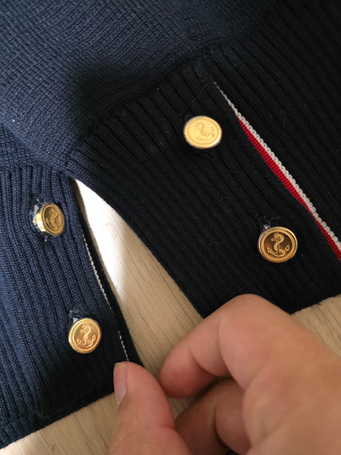 [3,새상품급]25ss 톰브라운 밀라노스티치 금장가디건 상품이미지3