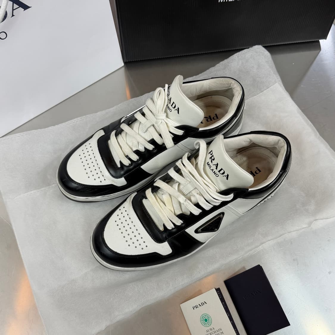 [리오브] 프라다 다운타운 화이트 블랙 레더 스니커즈 상품이미지2