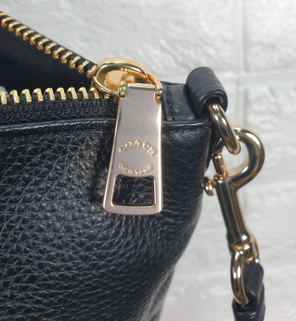 코치 프레리 사첼백 블랙 페블 레더(79997) 상품이미지8