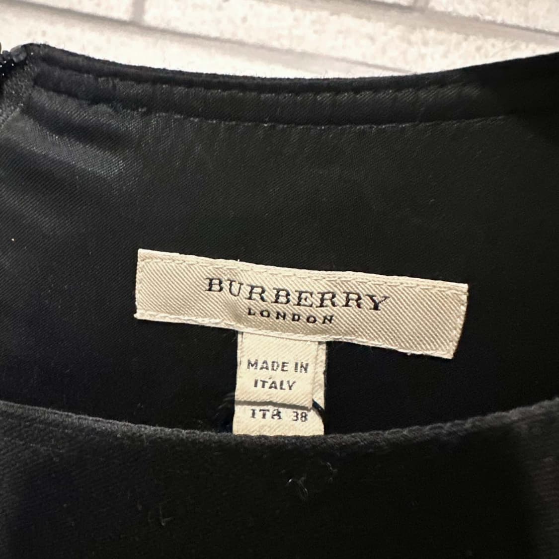 버버리 미디 원피스 라운드넥 7부 플레어 소매 플리츠 디테일 블랙 상품이미지6