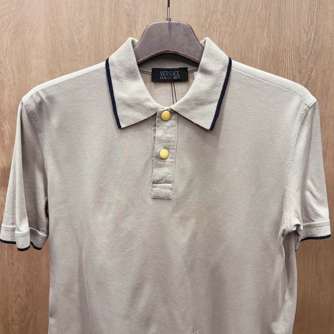 베르사체 클래식 V2 반팔 피케티 골드 버튼 디테일 배색 베이지 상품이미지4