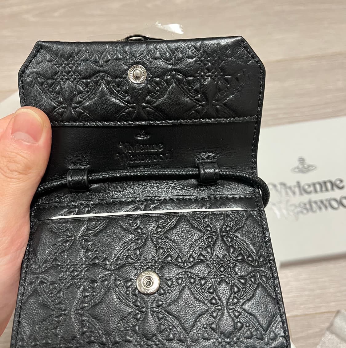 비비안웨스트우드 엠보스드 나파 스트랩 카드지갑 상품이미지5