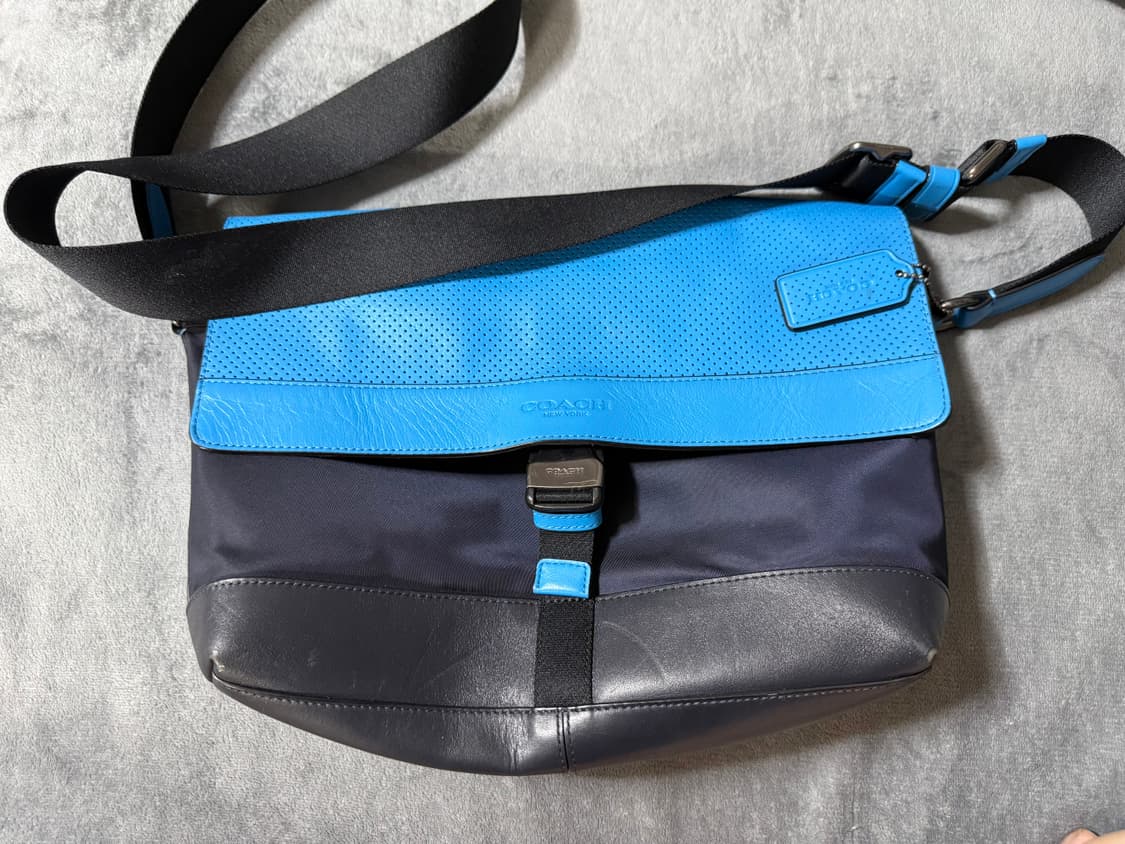 코치 설리반 퍼포레이티드 레더 메신저백 (네이비/블루) 상품이미지1