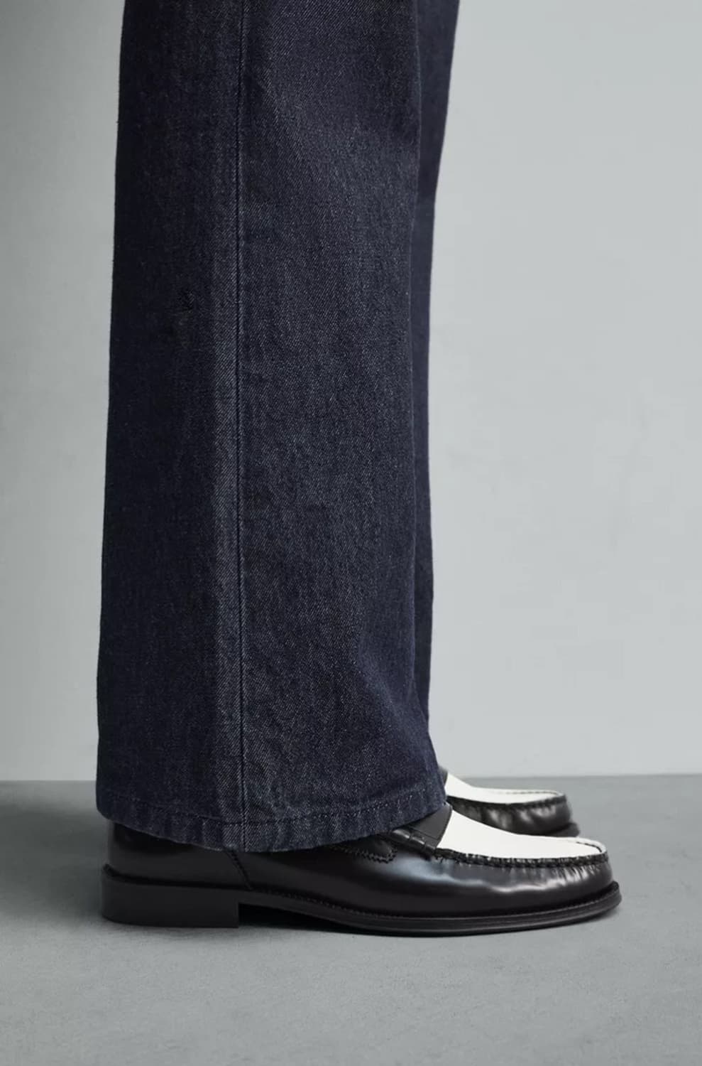 Harry Lambert 디즈니 콜라보 레더 페니로퍼 블랙 화이트 투톤 상품이미지5