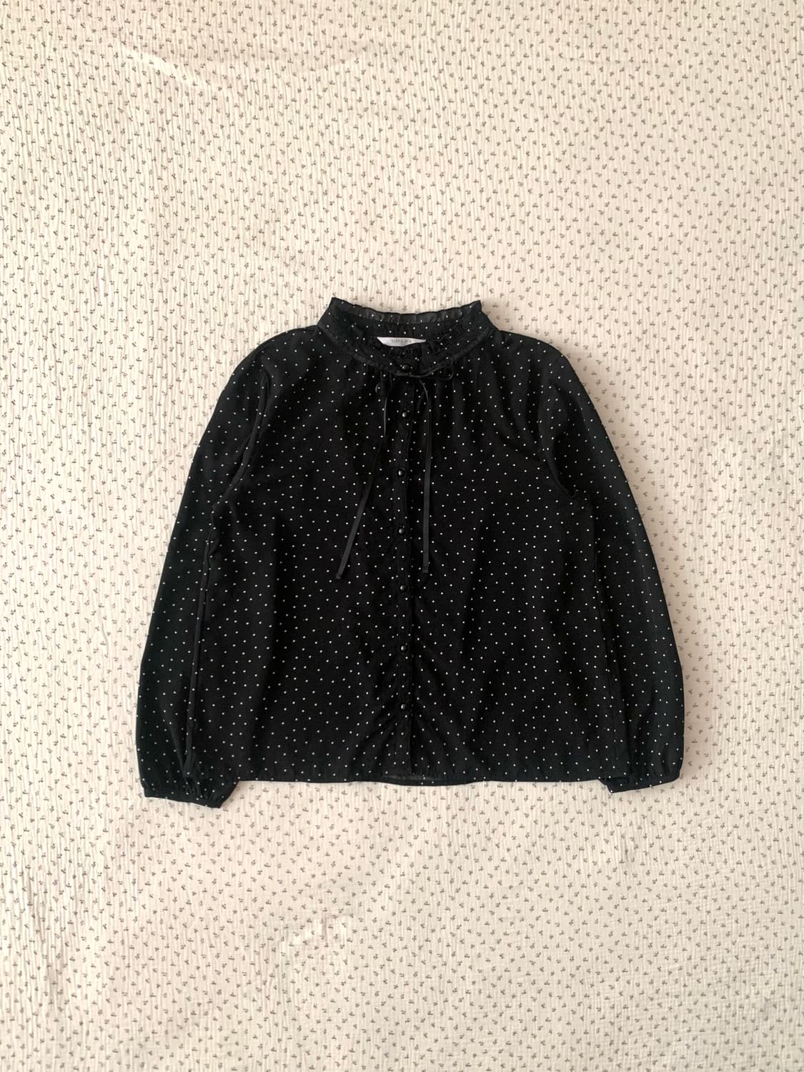 COLZA 프릴넥 리본 도트 블라우스 상품이미지1