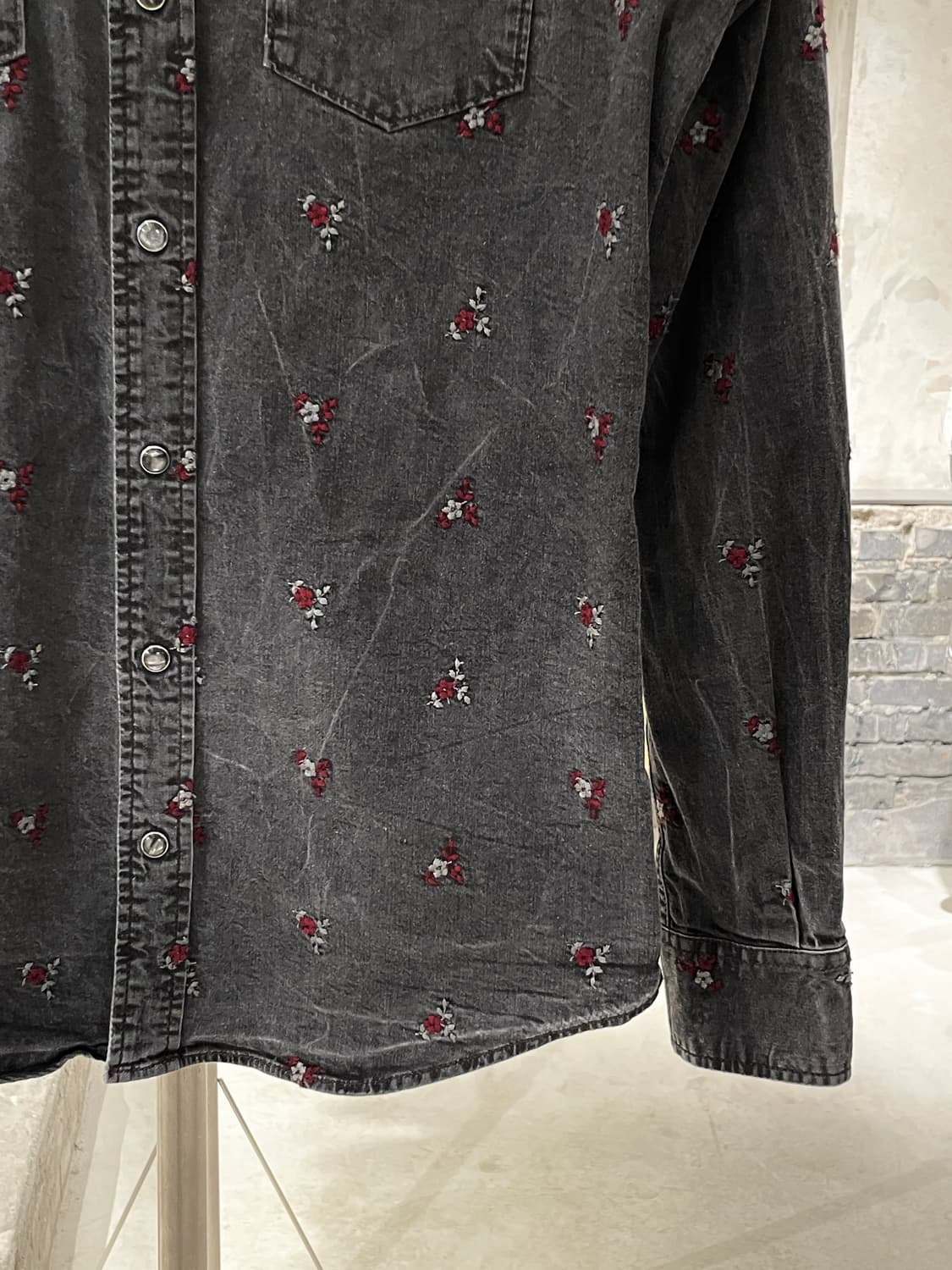 돌체 앤 가바나 흑청 플라워 자수 스냅 버튼 데님 셔츠 상품이미지5
