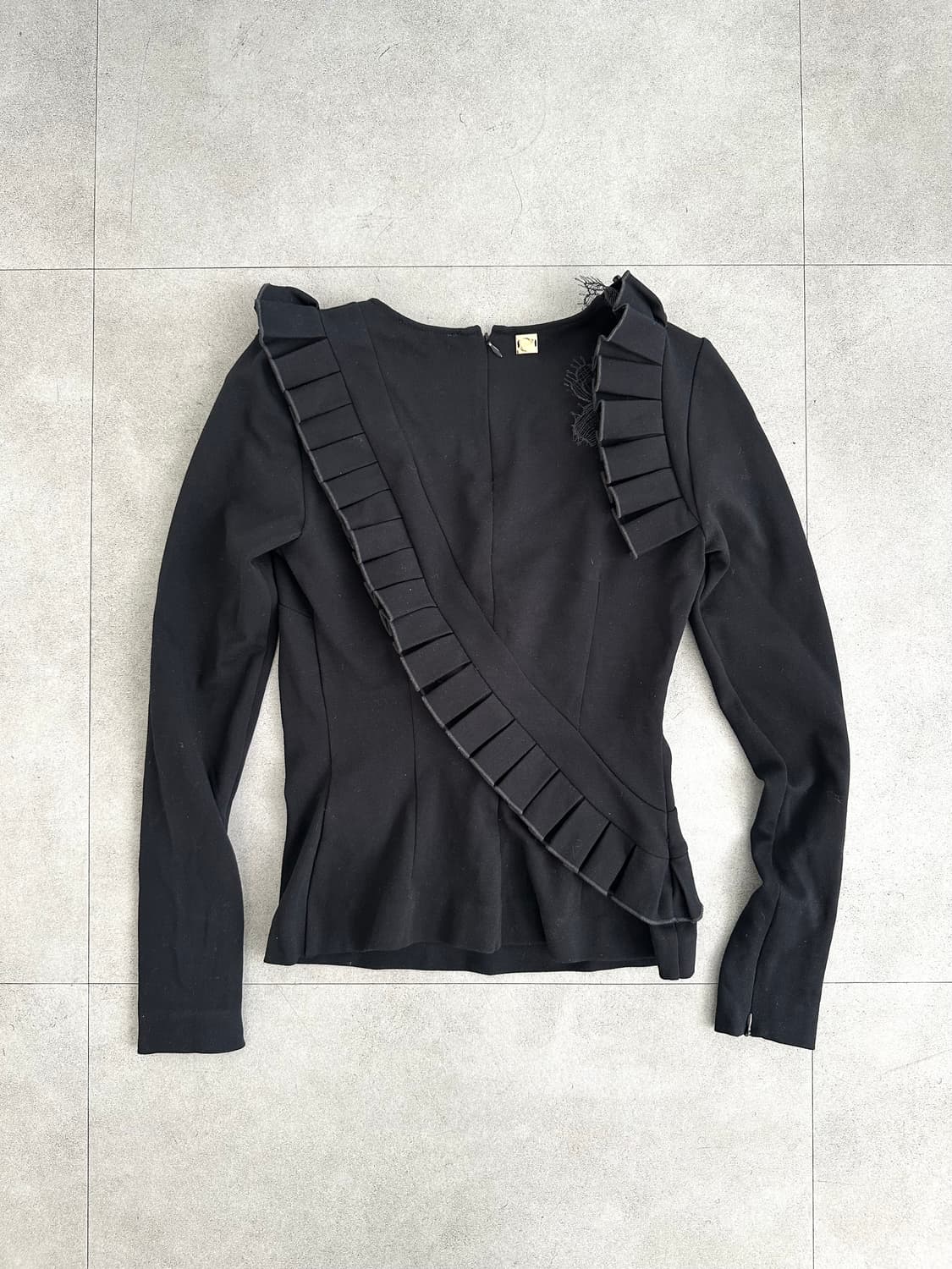 로베르토 까발리 언발 프릴 블랙 탑 상품이미지4