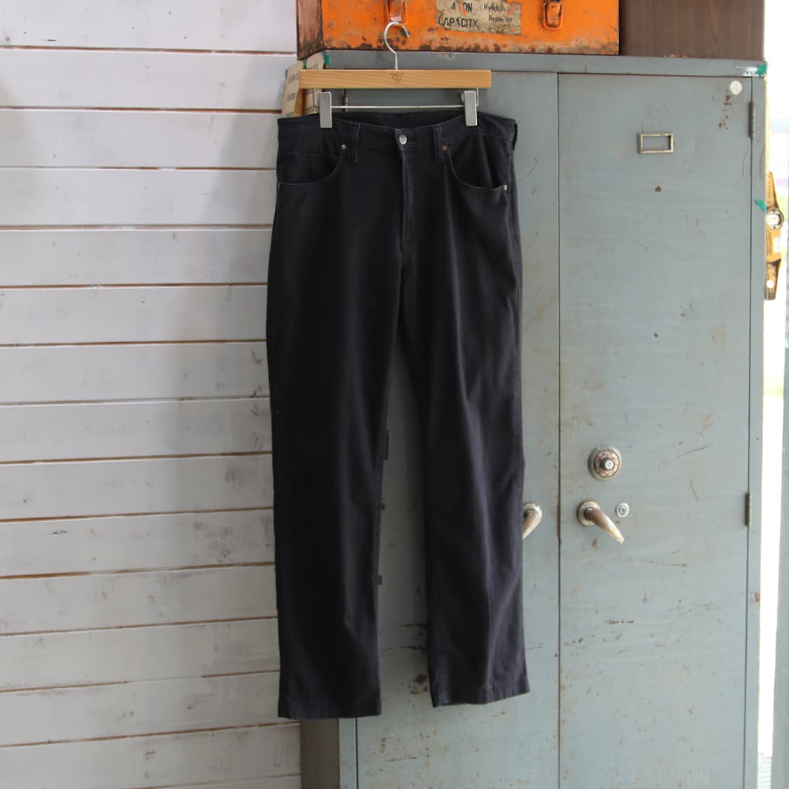(착용컷) Wrangler 블랙 진 (남성용 32.5) 상품이미지2
