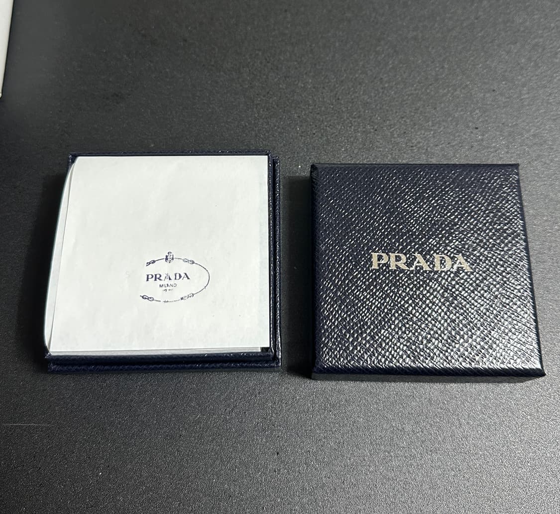 프라다 트라이앵글 사피아노 브로치 블랙 OS 상품이미지2