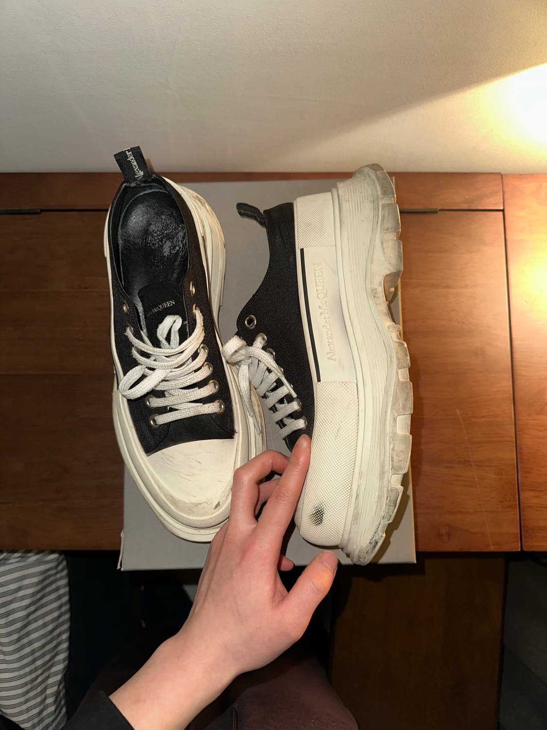 알렉산더 맥퀸 트레드 슬릭 레이스 업 스니커즈 블랙 화이트 상품이미지2