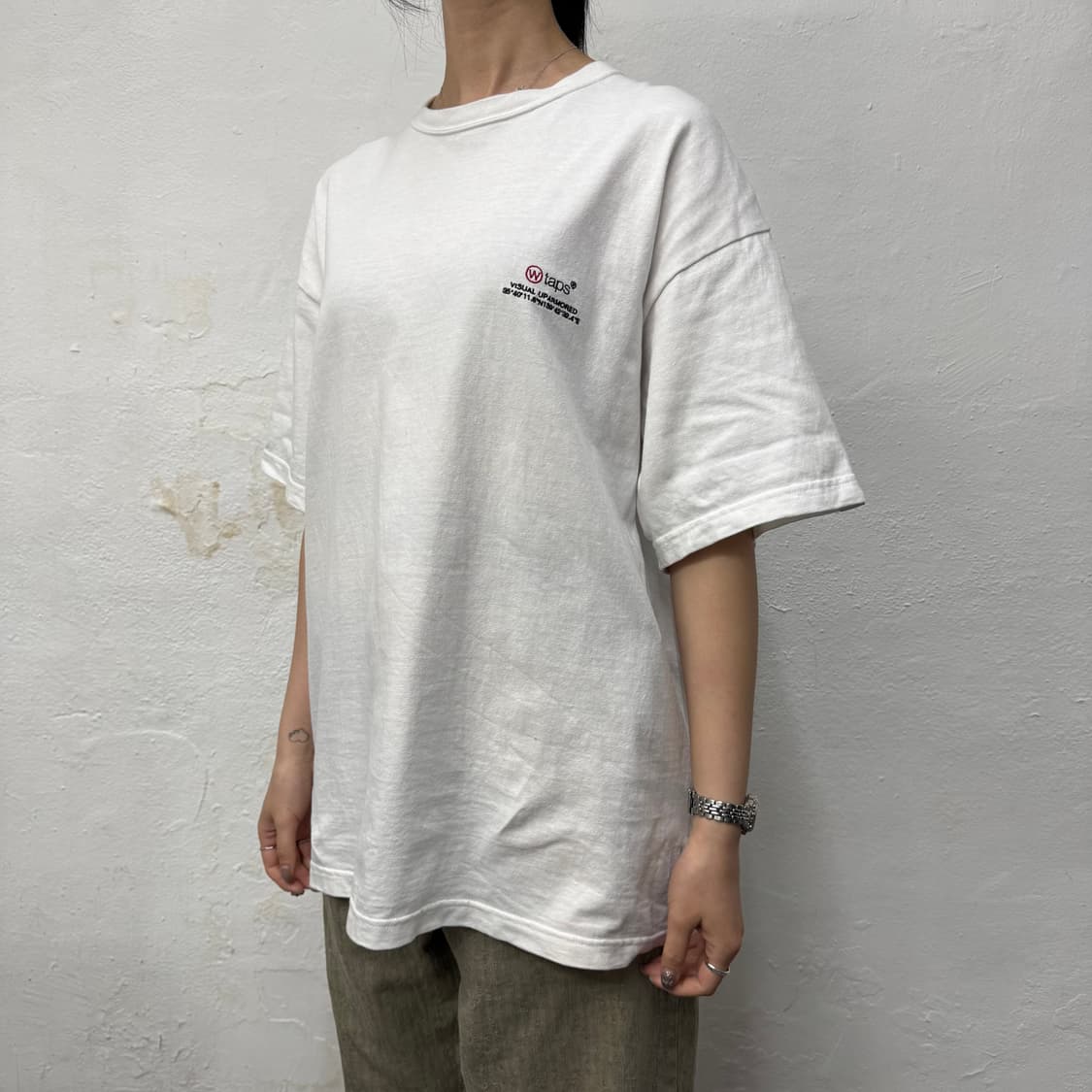 더블탭스(WTAPS) 화이트컬러 닷 사이트 자수 로고 크루넥 반팔 상품이미지1