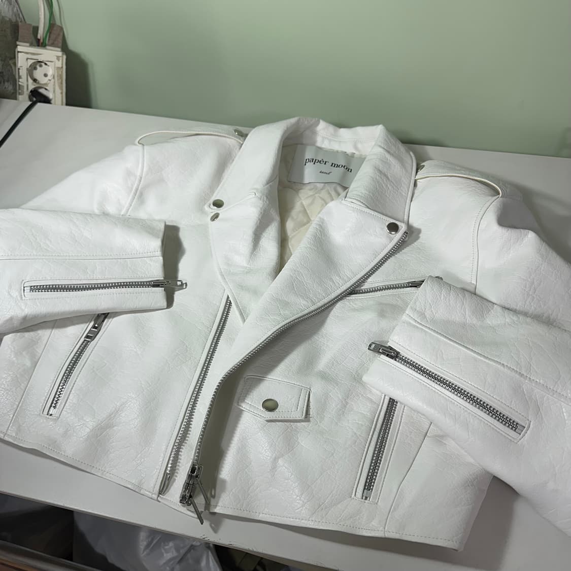 우먼OS 페이퍼문 크림화이트 파워숄더 가죽라이더 상품이미지1