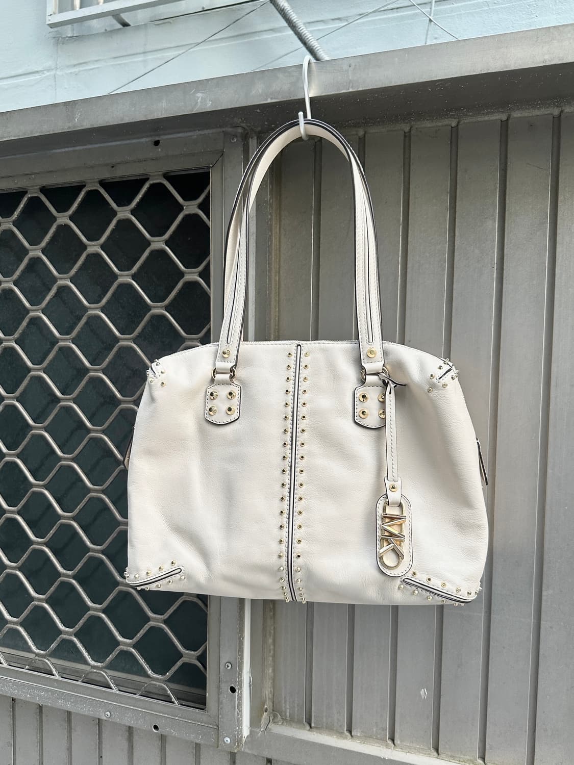 Michael Kors stud leather shoulder bag  상품이미지1