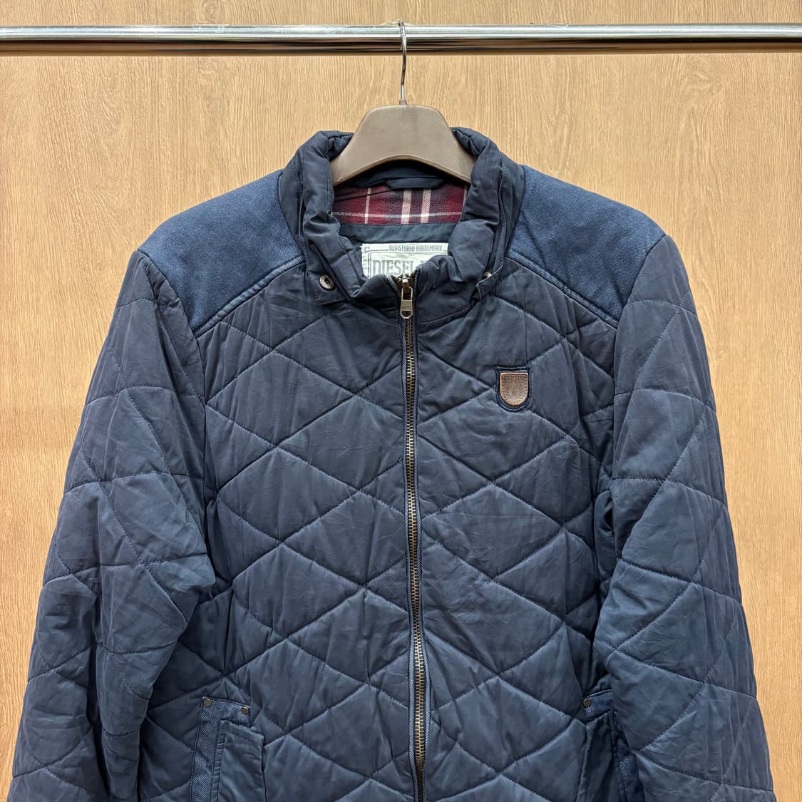 디젤 블루종 자켓 퀄팅 패턴 소매 니트 시보리 로고 패치 디테일 네이비 상품이미지4