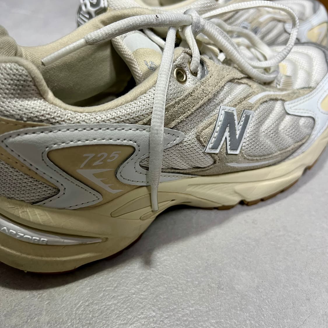 [230] 뉴발란스 725 운동화 러닝화 베이지 상품이미지2