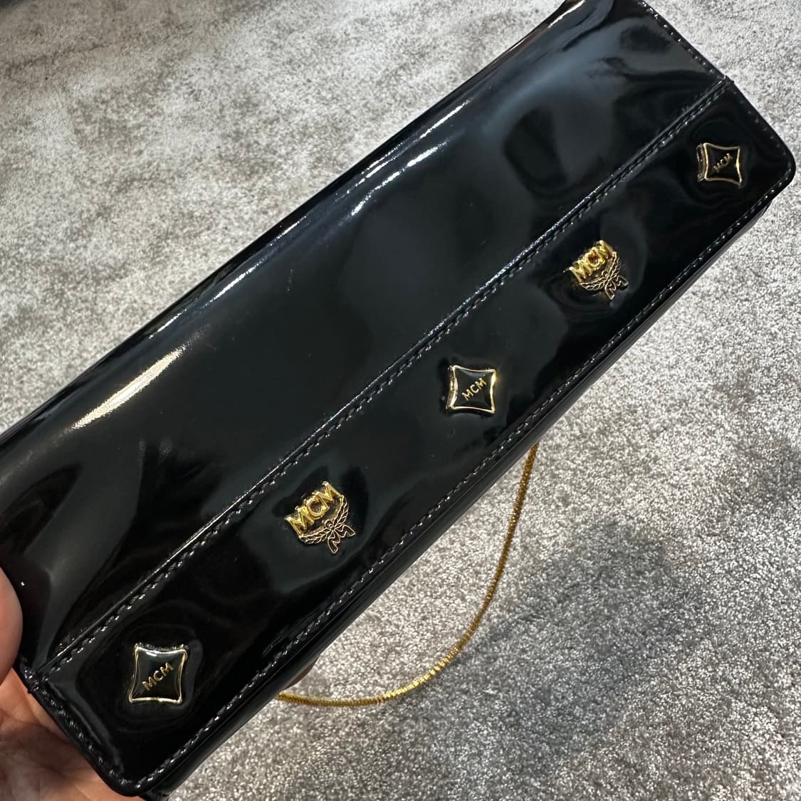 엠씨엠 블랙 페이턴트 가죽 체인백 상품이미지3