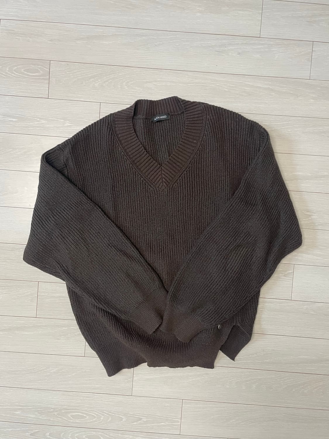 메종미네드 브이넥 니트 브라운 상품이미지3
