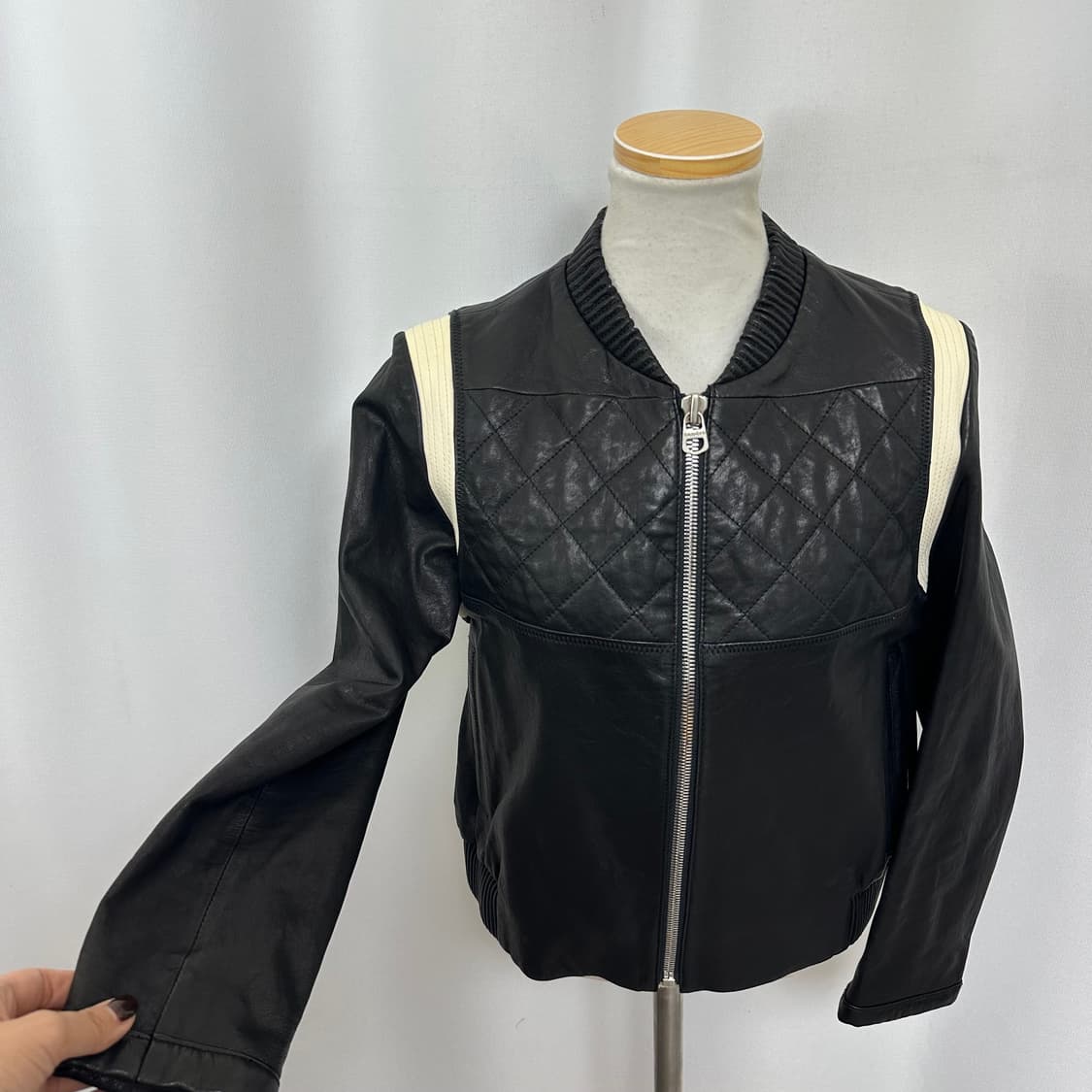   산드로 여자 양가죽100% 가죽집업자켓 검정 98 (44) 상품이미지3